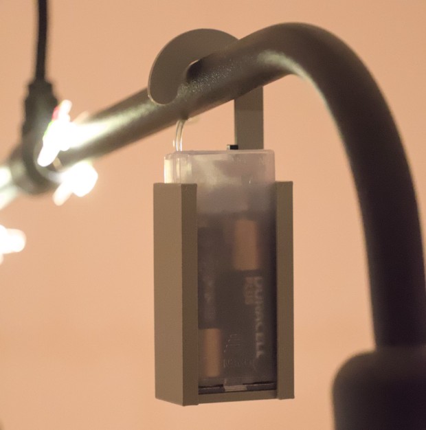 Bild Aufhänger mit Batteriepack hängend an einer Lampe